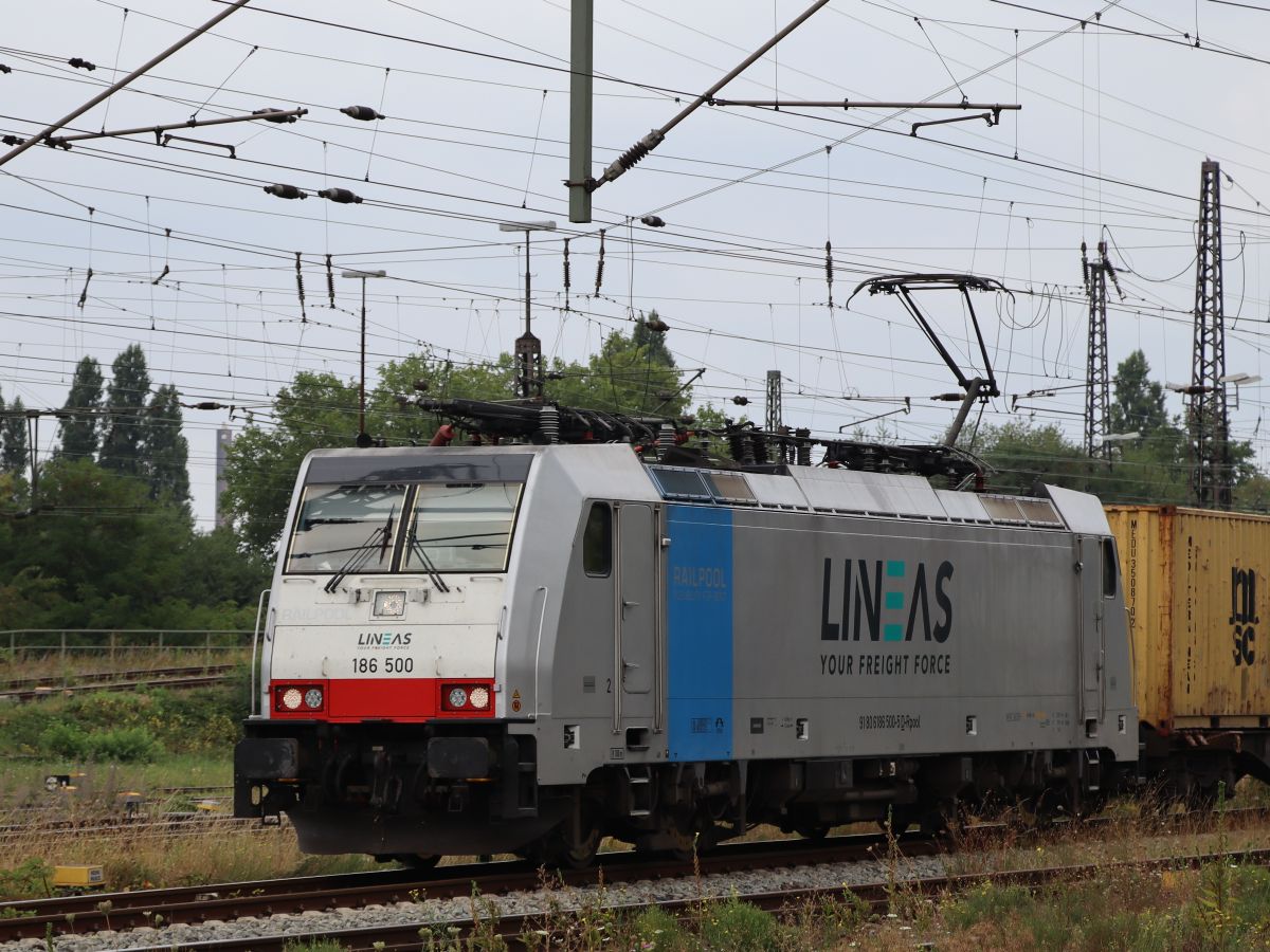 Lineas Lokomotive 186 500-5 (91 80 6186 500-5 D-Rpool) G�terbahnhof Oberhausen West 18-08-2022.

Lineas locomotief 186 500-5 (91 80 6186 500-5 D-Rpool) goederenstation Oberhausen West 18-08-2022.