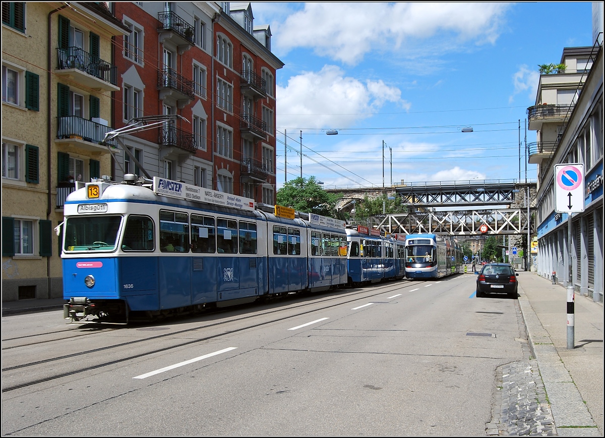 Linie 13 zum Albisgütli mit Wagen 1636 vom Typ  Mirage  der VBZ, bereits vorbeigefahren ist Linie 4 mit  Cobra  3001 Richtung Werdhölzli. Zürich, Juni 2007.