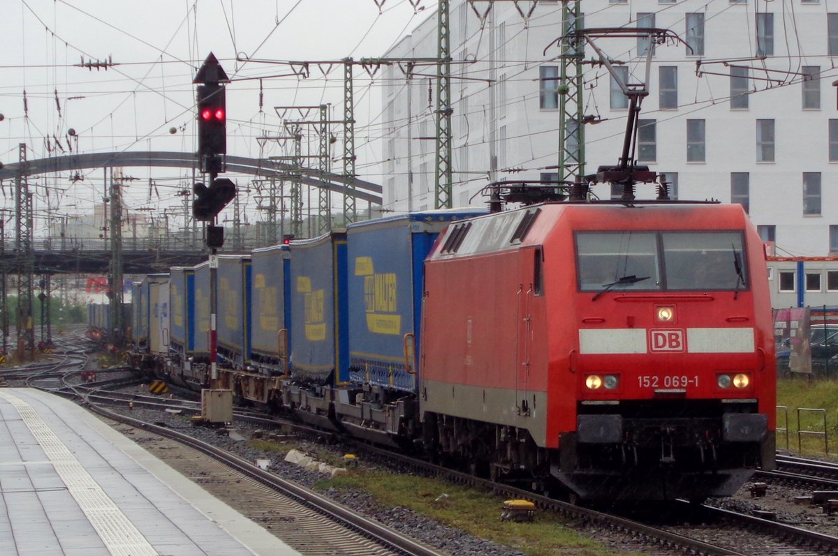 LKW-Walter treft mit 152 069 am 14 September 2017 in Würzburg Hbf ein.