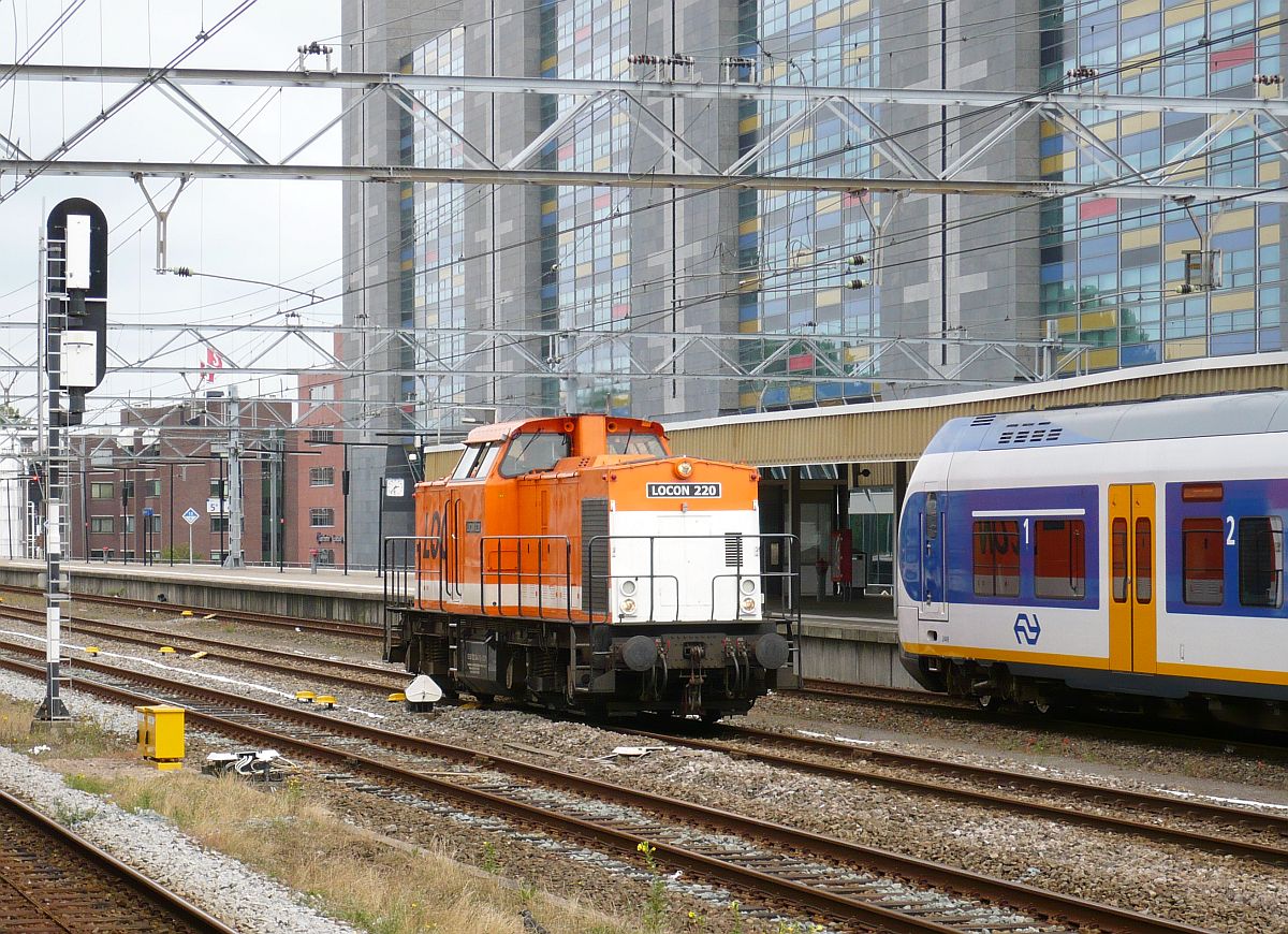 Locon Diesellok 220 Gleis 6 Leiden Centraal Station 15-07-2014.

Locon locomotief 220 tijdens het omrijden voor de vuilnistrein uit Noordwijkerhout over spoor 6 Leiden Centraal Station 15-07-2014.