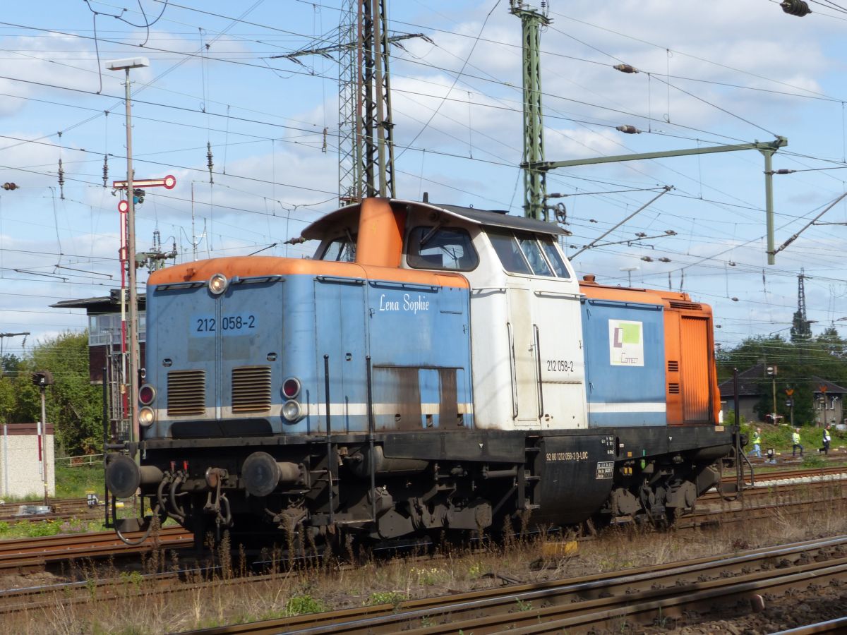 LoConnect GmbH, Diesellokomotive 212 058-2  (92 80 1212 058-2 D-LOC) mit dem Name  Lena Sophie  G�terbahnhof Oberhausen West 19-09-2019.

LoConnect GmbH, diesellocomotief 212 058-2  (92 80 1212 058-2 D-LOC) met de naam  Lena Sophie  goederenstation Oberhausen West 19-09-2019.