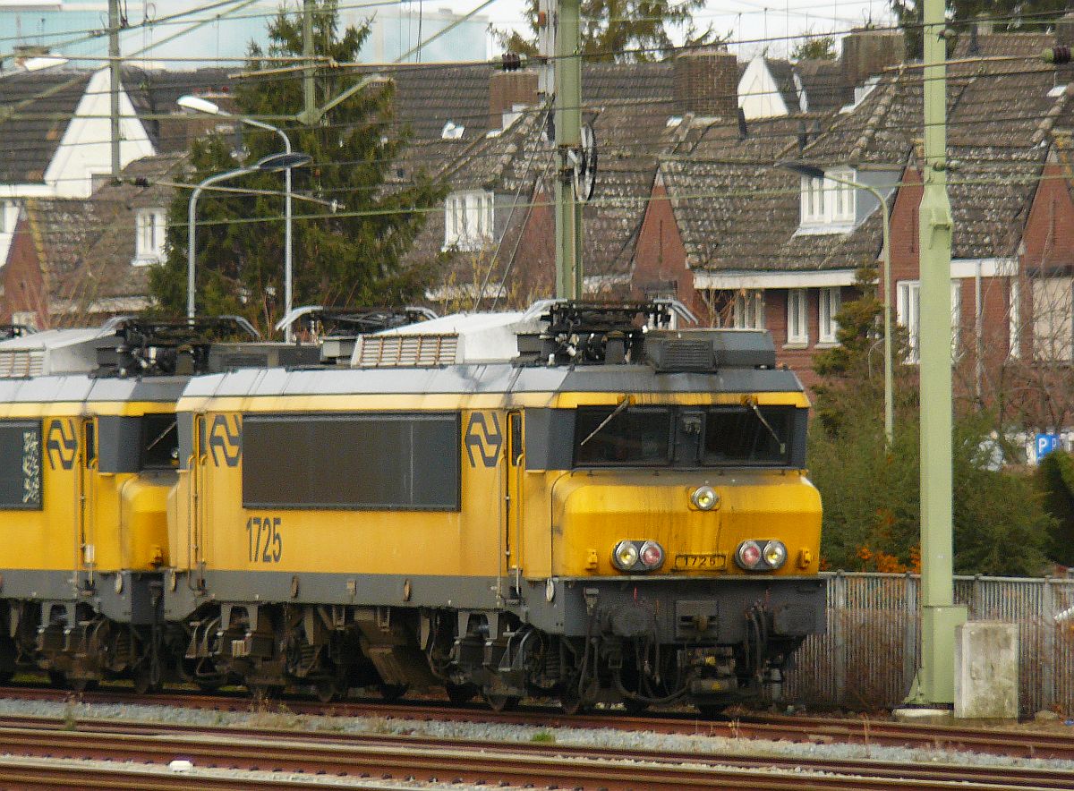 Lok 1725 Maastricht 06-02-2014.

Loc 1725 nog met automatische koppeling van voormalig DDAR bedrijf. Maastricht 06-02-2014.