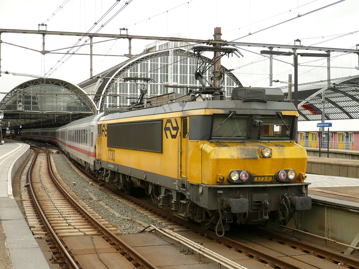 Lok 1730 mmit IC 145 nach Berlin Gleis 10 Amsterdam Centraal Station 18-06-2014.


Locomotief 1730 met trein IC 145 naar Berlijn op spoor 10 Amsterdam Centraal Station 18-06-2014.