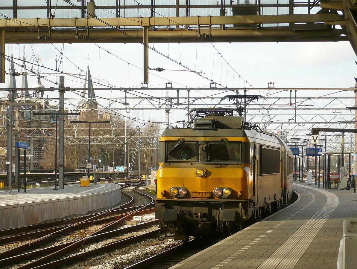 Lok 1739 mit IC 145 nach Berlin. Gleis 10 Amsterdam Centraal Station 12-02-2014.

Locomotief 1739 met IC 145 naar Berlijn. Spoor 10 Amsterdam Centraal Station 12-02-2014.