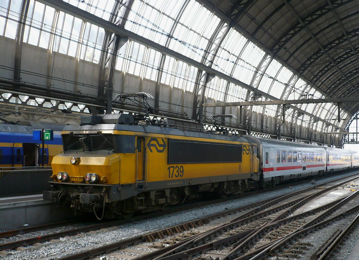 Lok 1739 mit IC 145 nach Berlin auf Gleis 8a Amsterdam Centraal Station 02-04-2014.

Loc 1739 met IC 145 naar Berlijn op spoor 8a Amsterdam Centraal Station 02-04-2014.