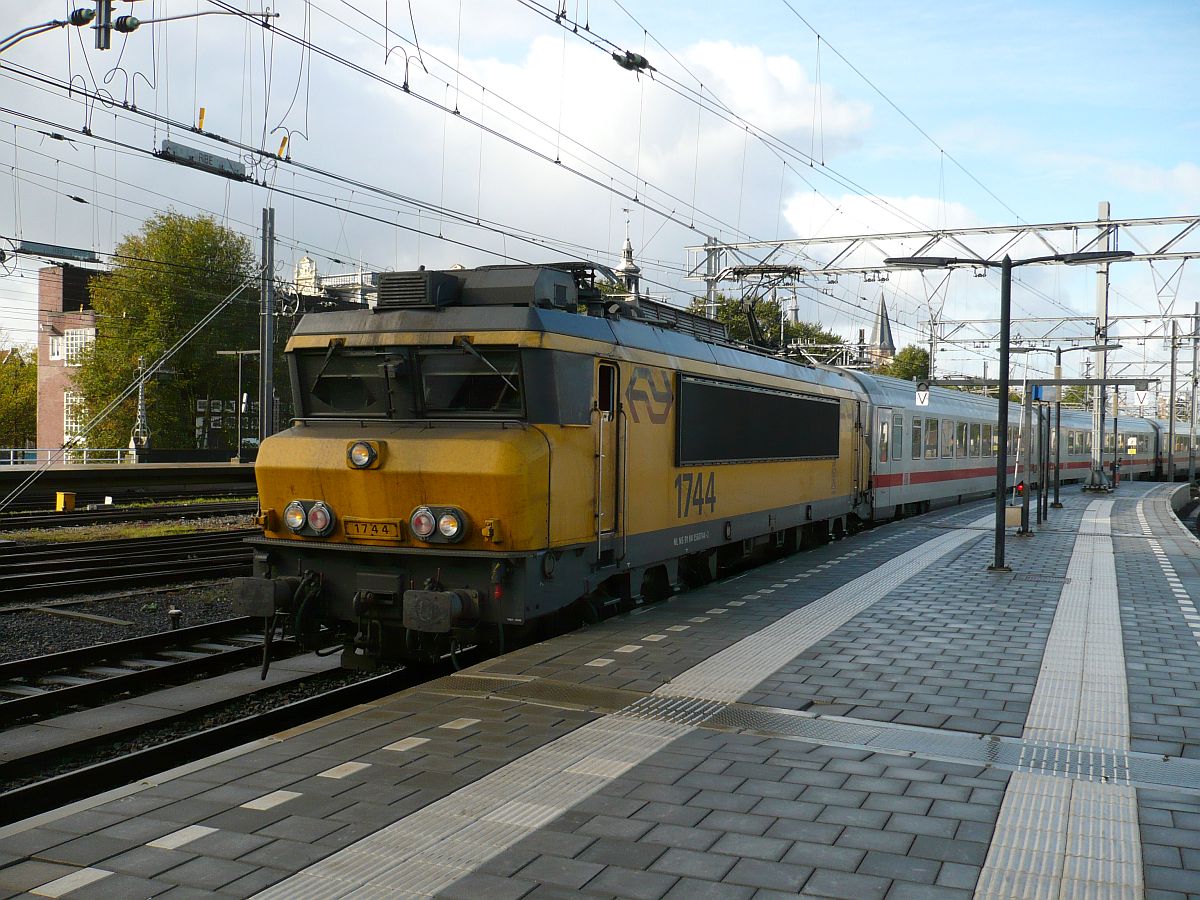 Lok 1744 mit IC 145 nach Berlijn. Einfahrt Gleis 10 Amsterdam Centraal Station 22-10-2014.



Loc 1744 met IC 145 naar Berlijn. Binnenkomst spoor 10 Amsterdam Centraal Station 22-10-2014.