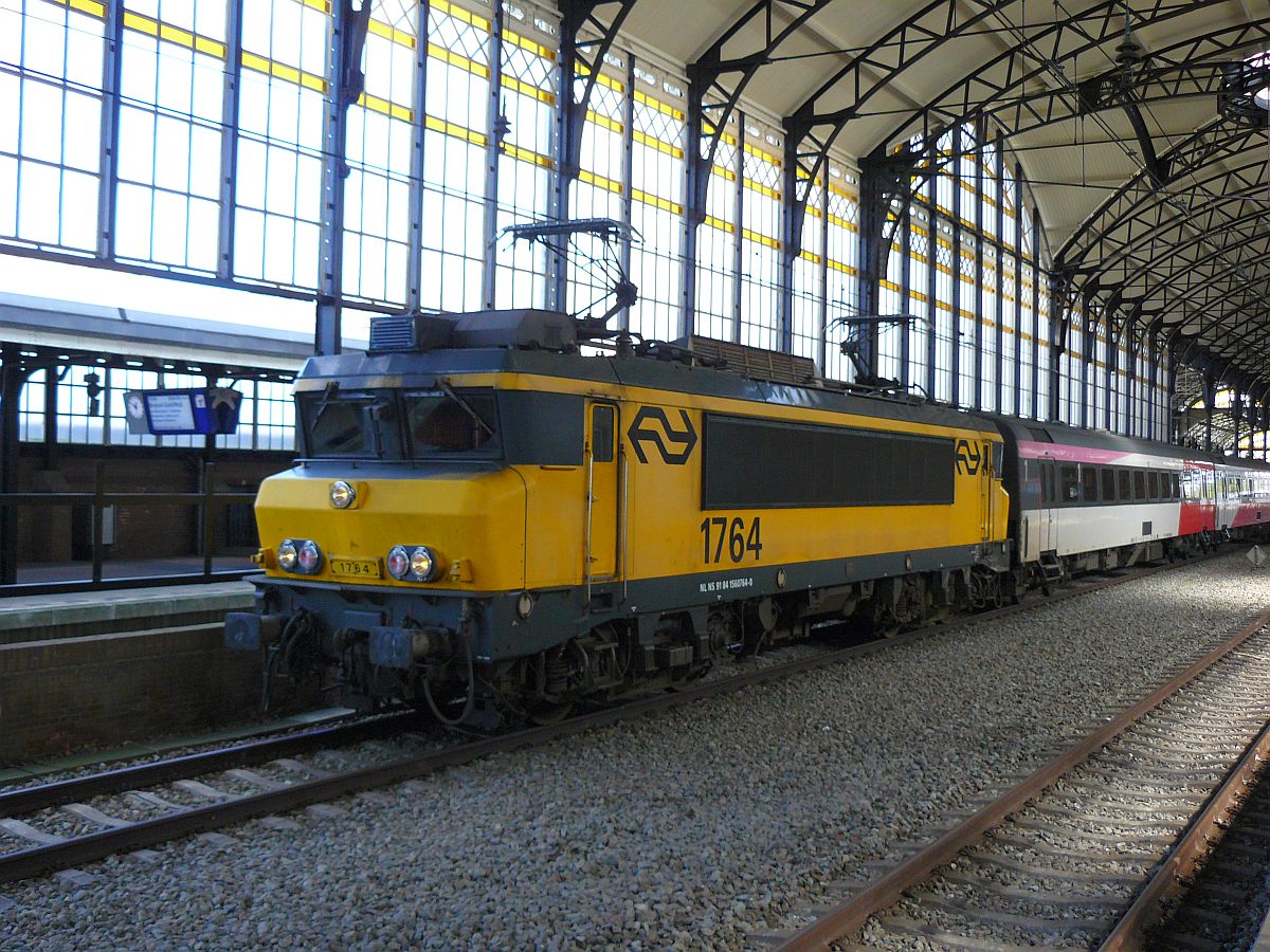 Lok 1764 mit IC Wagen Bauart ICR Gleis 2 Den Haag Hollands Spoor 13-04-2014.

Locomotief 1764 met ICR-rijtuigen voor de trein naar Brussel. Spoor 2 Den Haag Hollands Spoor 13-04-2014.
