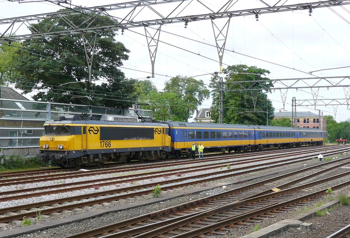 Lok 1766 mit ICR-Wagen in Haarlem 16-05-2008.

Locomotief 1766 met rijtuigstam nummer 5606 in Haarlem 16-05-2008.
