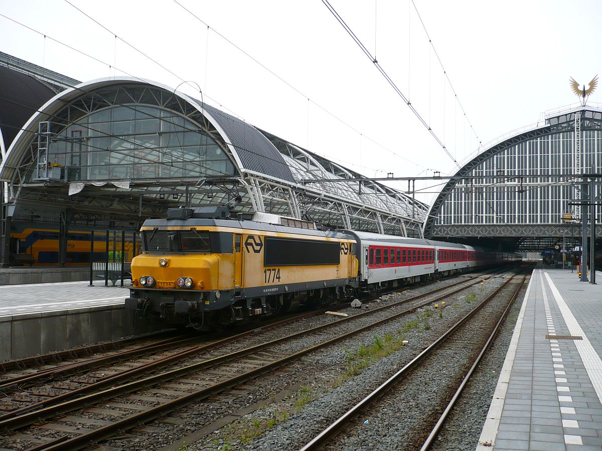 Lok 1774 mit EN 456 auf Gleis 7 Amsterdam Centraal Station 04-06-2014.

Locomotief 1774 met trein EN 456 vertraagd op spoor 7 Amsterdam Centraal Station 04-06-2014.