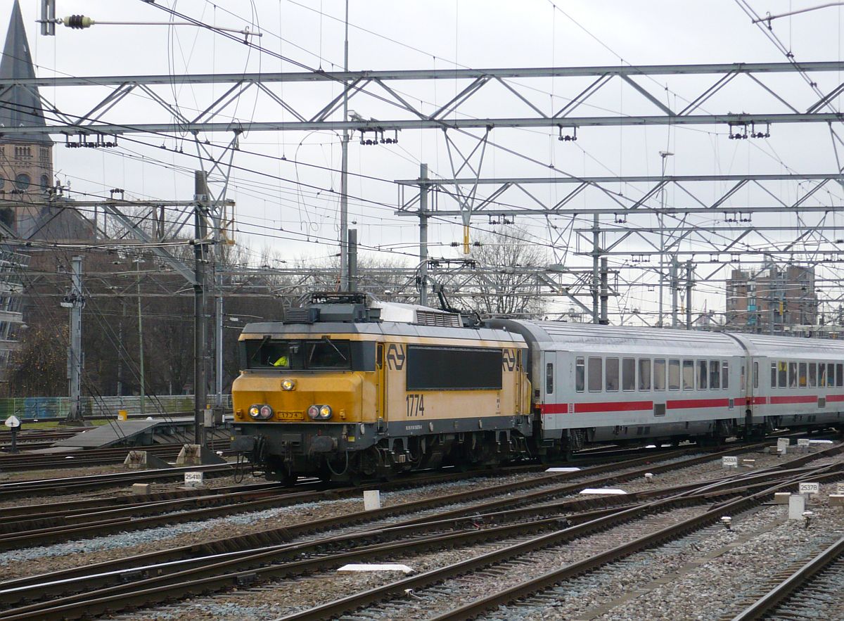 Lok 1774 mit IC 145 nach Berlin. Amsterdam Centraal Station 07-01-2015.


Loc 1774 met DB materieel voor IC 145 naar Berlijn. Amsterdam Centraal Station 07-01-2015.