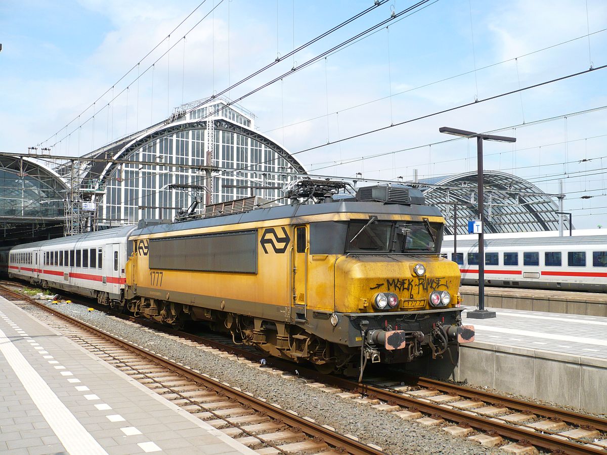 Lok 1777 mit IC 145 nach Berlin. Gleis 10b Amsterdam Centraal Station 19-08-2015.

Locomotief 1777 met IC 145 naar Berlijn. Spoor 10b Amsterdam Centraal Station 19-08-2015.