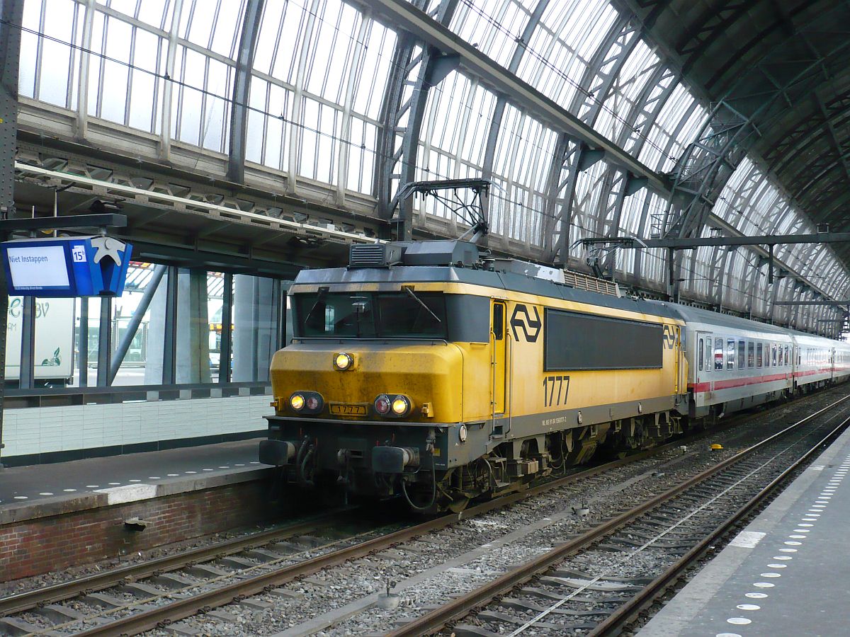 Lok 1777 mit IC 240 aus Berlin Gleis 15 Amsterdam Centraal Station 07-01-2015.

Loc 1777 met IC 240 uit Berlijn spoor 15 Amsterdam Centraal Station 07-01-2015.