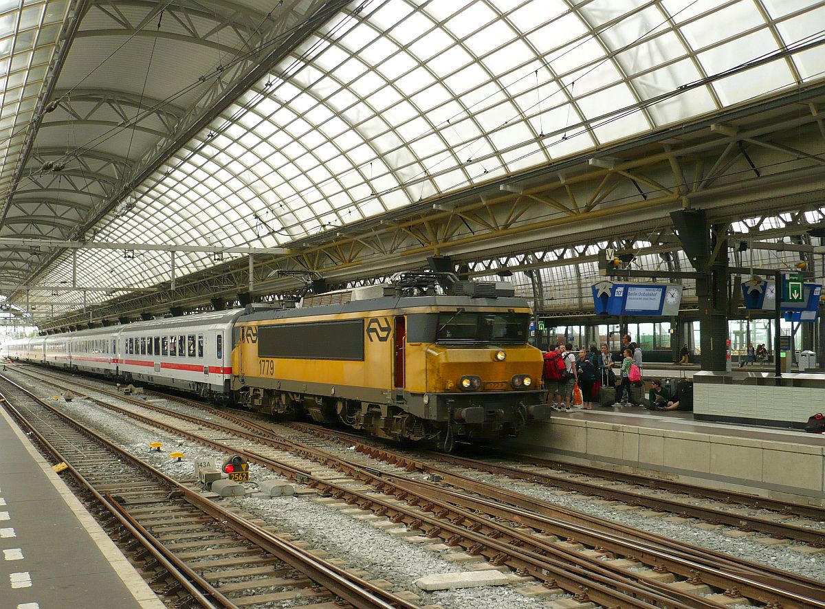 Lok 1779 mit IC 145 nach Berlin Gleis 10 Amsterdam Centraal Station 25-06-2014.

Locomotief 1779 met trein IC 145 naar Berlijn op spoor 10 Amsterdam Centraal Station 25-06-2014.