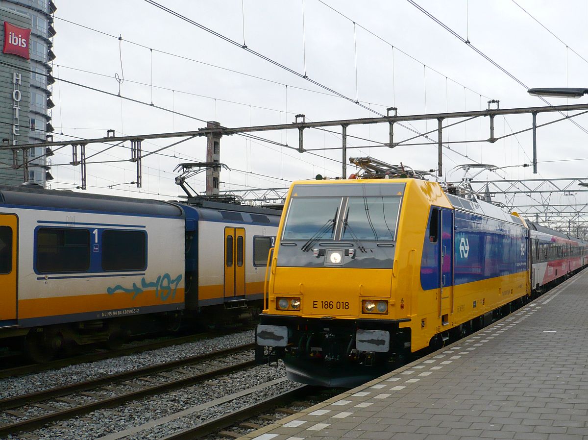 Lok 186 018 (91 84 11 86 018-50 w�hrend ein Probefahrt. Gleis 13 Amsterdam Centraal Station 07-01-2015.


Loc 186 018 (91 84 11 86 018-5) net afgeleverd met een testtrein. Spoor 13 Amsterdam Centraal Station 07-01-2015.