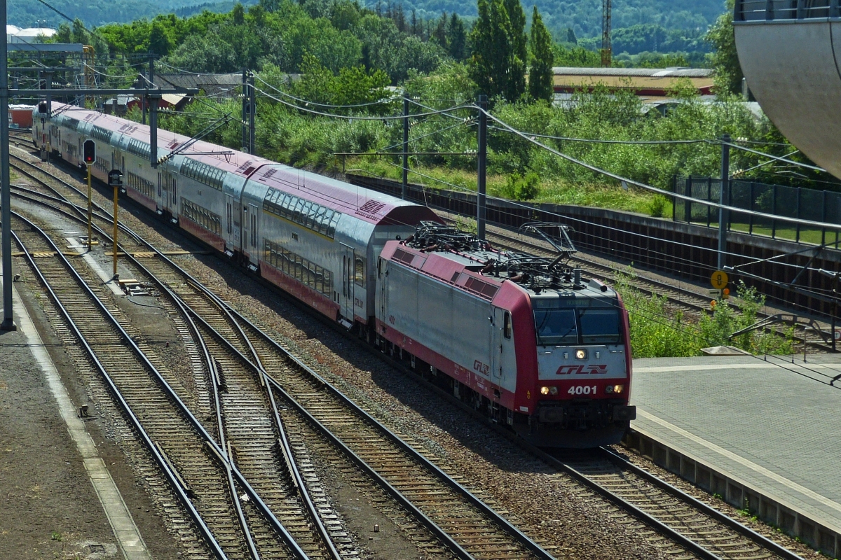 Lok 4001 kommt mit ihrem Zug aus Esch Alzette in den Bahnhof Belval Université eingefahren. 25.06.2021