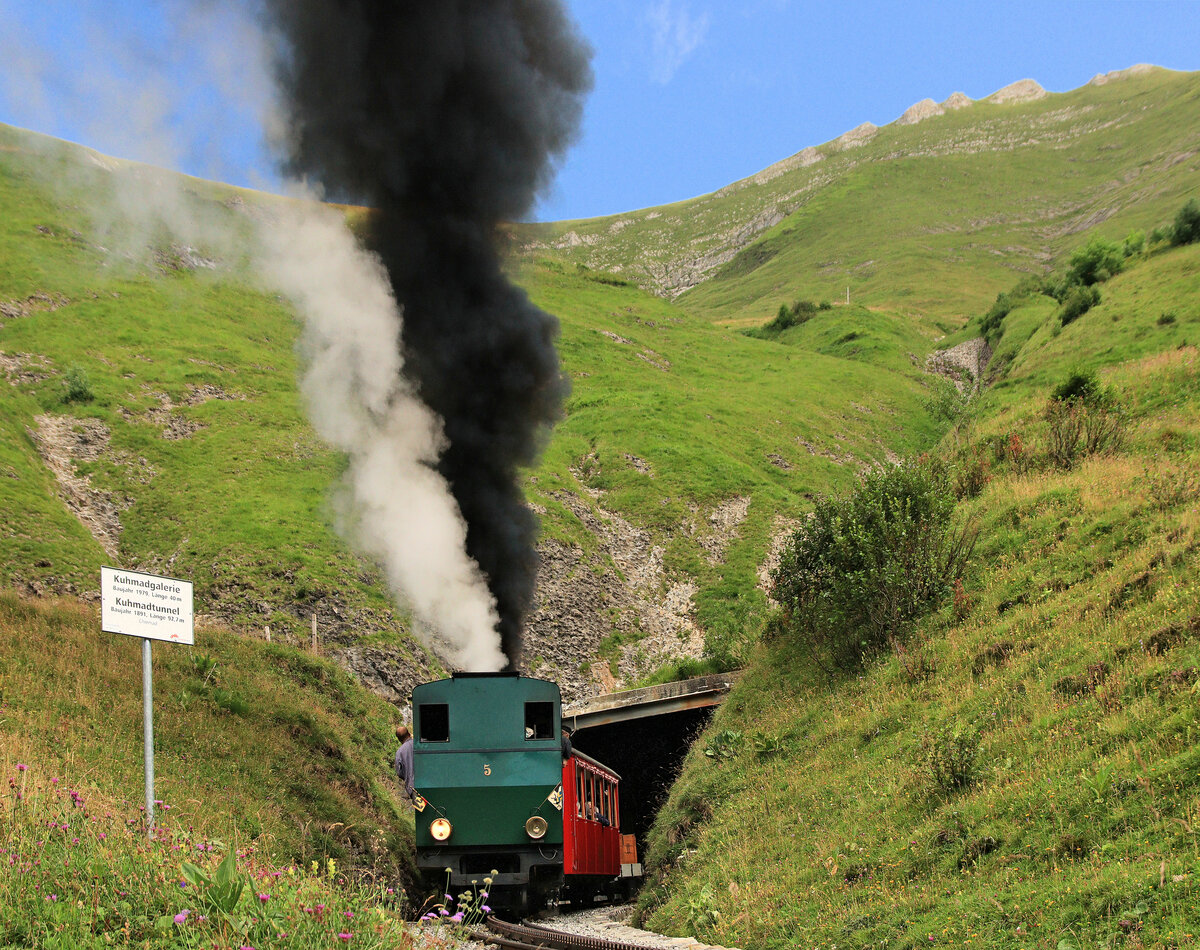 Lok 5 im Aufstieg bei der Einfahrt in die Chuemaad-Galerie + den Chuemaad-Tunnel. 3.August 2023  