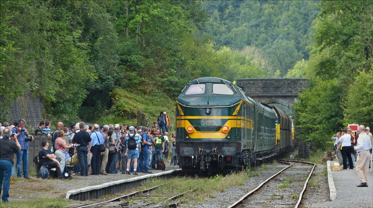 Lok 5183 am Ende des gemischten Zuges welcher zum Endpunkt der Museumsstrecke gezogen wird, von unzähligen Fotografen im Bild und Ton festgehalten am Museumsbahn Bahnhof Dorinne-Durnal.  14.08.2017 