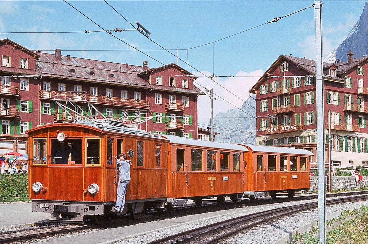 Lokomotive 8 der Jungfraubahn: Hier mit den Wagen 23 und 24 auf der Kleinen Scheidegg, 5.August 1975. Wagen 23 und 24 wurden für die damalige Lok 12 gebaut (1929). Wagen 23 wurde 2001 ausrangiert, Wagen 24 gelangte an die französische Zahnradbahn St.Ignau - La Rhune, kam aber dort nie in Betrieb. 