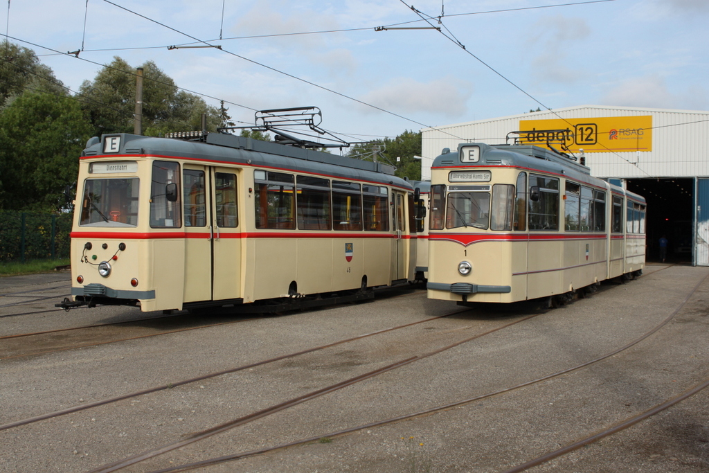 Lowa-Wagen 46+Lowa-Beiwagen 156 und Gelenktriebwagen des Typs G4 standen f�r die Besucher am 17.09.2016 im Depot 12 in Rostock-Marienehe vor der Halle.
