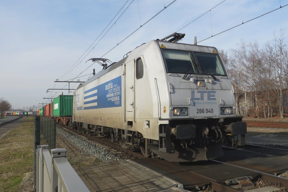 LTE (1)286 940 zieht am 15 Februar 2023 der Mannheim/Wrth-Containerzug durch Blerick.