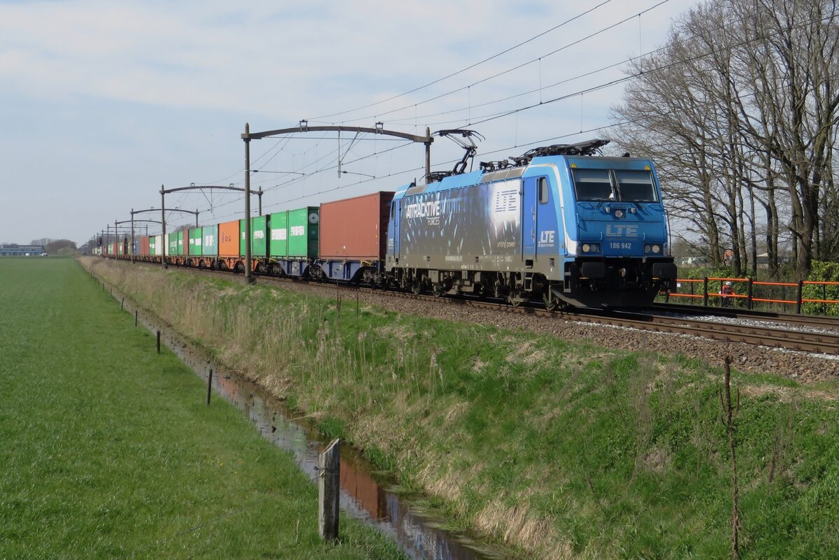 LTE 186 942 zieht ein Containerzug durch Hulten am 15 April 2023.