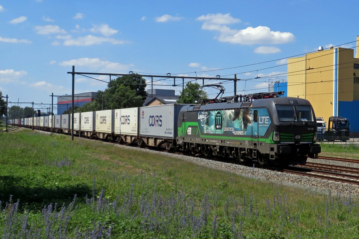 LTE 193 738 schleppt der CHengdu-Containershuttle durch Barneveld Noord am 25 Juni 2020.