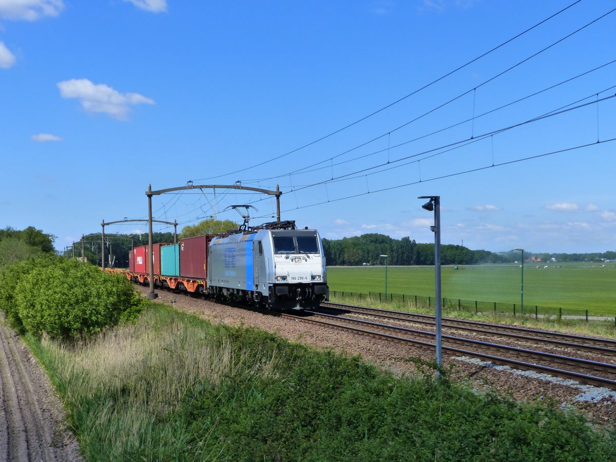 LTE Lokmotive 186 298-6 Broekdijk, Hulten, Niederlande 15-05-2020.

LTE locomotief 186 298-6 Broekdijk, Hulten 15-05-2020.
