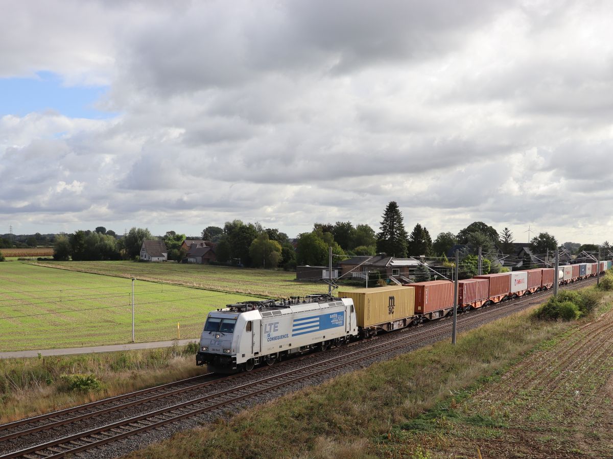 LTE Lokomotive 286 940-2 (91 81 1286 940-2 A-LTE) Baumannstrasse, Praest bei Emmerich am Rhein 16-09-2022.

LTE locomotief 286 940-2 (91 81 1286 940-2 A-LTE) Baumannstrasse, Praest bij Emmerich 16-09-2022.