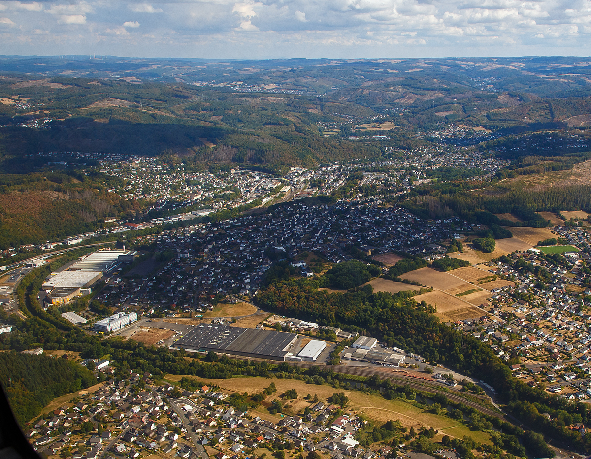 Luftbild der Siegstrecke (KBS 460) zwischen Betzdorf/Sieg und Scheuerfeld am 04.09.2022, Blickrichtung Südosten.

Im Bild Unten rechts, der Kleinbahnhof Scheuerfeld (Sieg) der WEBA (Westerwaldbahn). Ganz unten rechts in der Ecke foängt der DB-Bahnhof Scheuerfeld (Sieg) an. In der Bildmitte der Bahnhof Betzdorf/Sieg. Man kann gut erkennen wie sich die Siegstecke dahin schlängelt, dies ist mit ein Grund warum hier nicht so hohe Geschwindigkeiten gefahren werden können.
