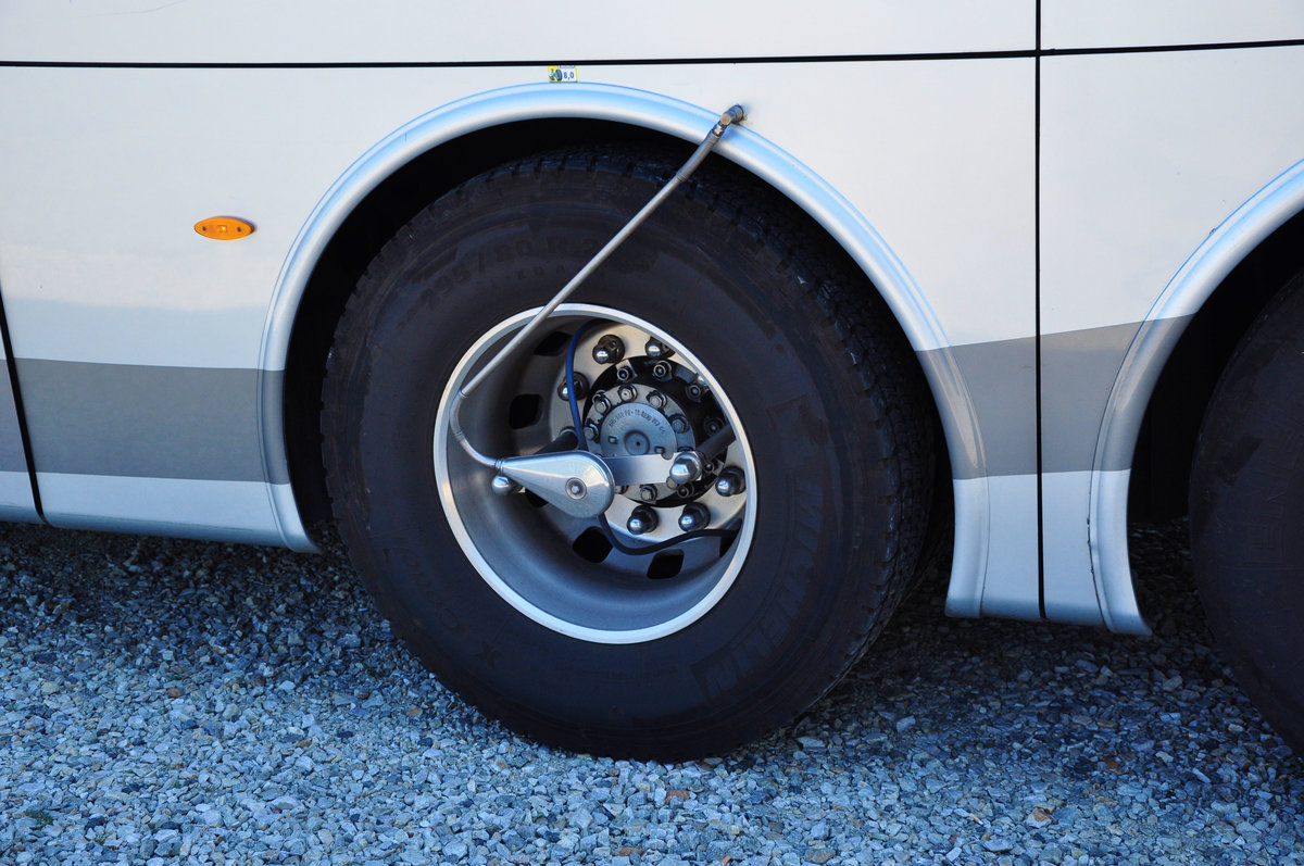 Luftdruck �berwachungsanlage am MAN Tata Hispano Xerus 24.480 Reisebus von RIOS aus Spanien bei Krems gesehen.