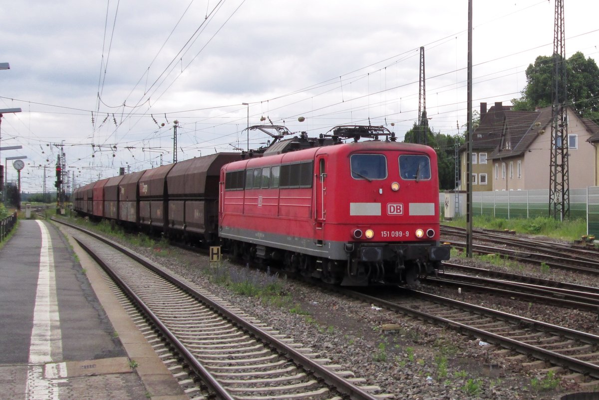 Mainz-Bischofsheim sieht am 30 Mai 2014 151 099 mit ein Kohlezug vorbei fahren. 