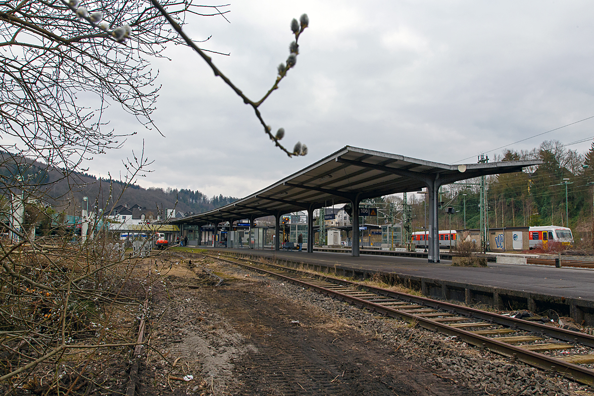 Mal gute Nachrichen aus dem Bahnalltag...
Am Bahnhof Betzdorf/Sieg lichtet es sich, die Bauarbeiten zur Reaktivierung zum Gleis 107 haben begonnen. Hier stehe ich noch in den stillgelegten Bereich, wie man gut erkennt liegt teilweise das Gleis noch.