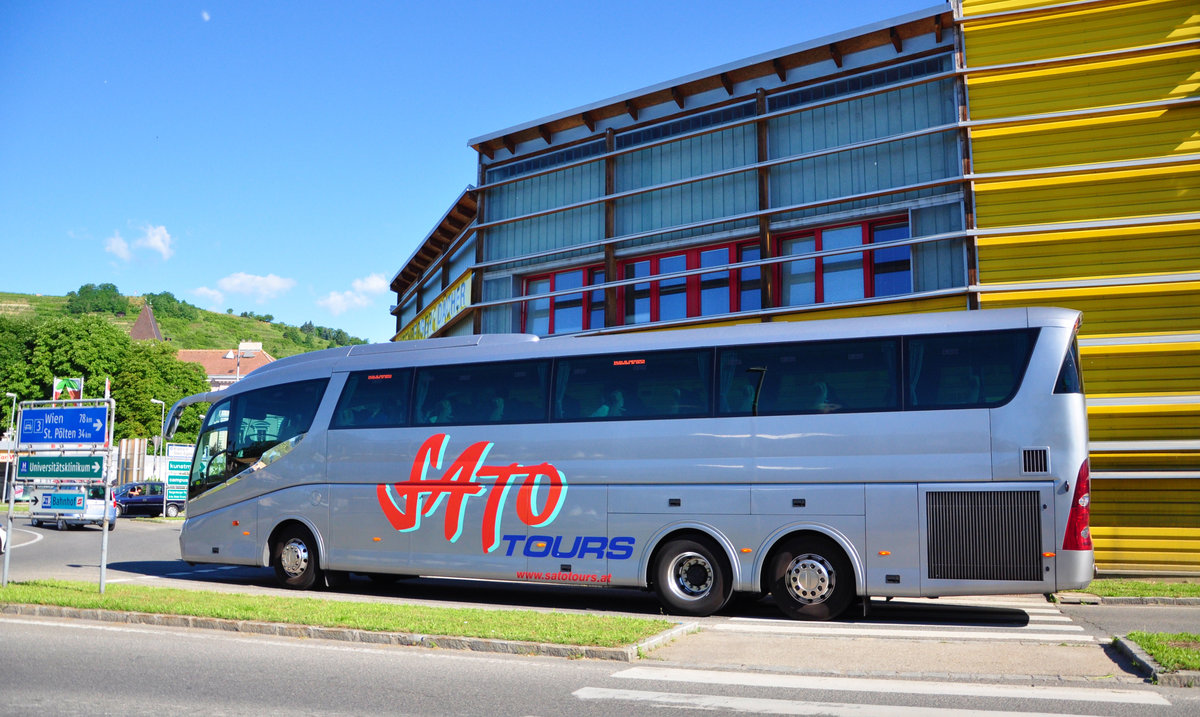 MAN Irizar von Sato Tours aus Spanien in Krems unterwegs.