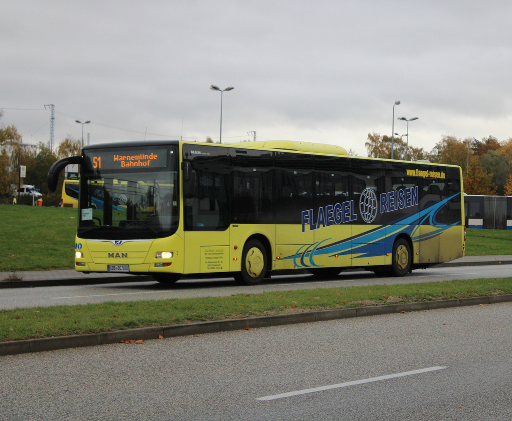 MAN Lion´s City als S1 von Rostock Hauptbahnhof/Sd nach Warnemnde am 31.10.2023 in Hhe Rostock-Stadthalle.