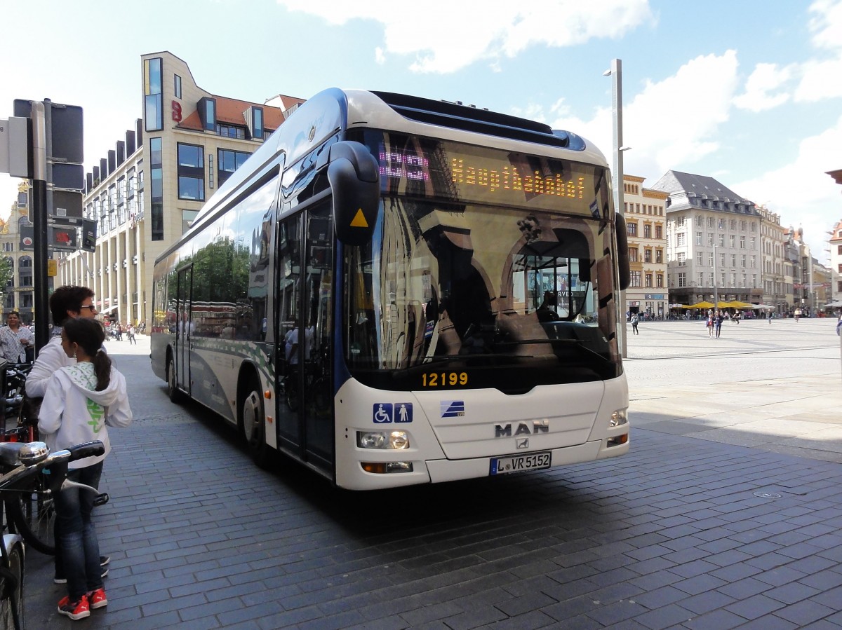 MAN Lions City Hybrid/Diesel von den LVB in der Innenstadt am Markt Ende Juli 2015 in Leipzig beim  gesehen.