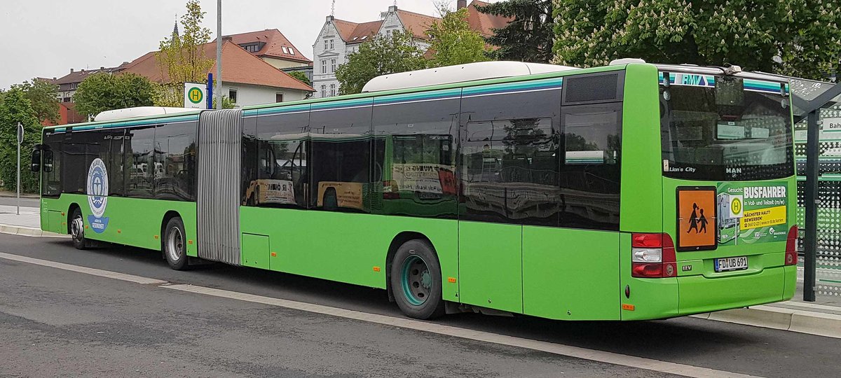 =MAN Lion`s City der RhönEnergie steht im Mai 2019 am Bahnhof in Hünfeld