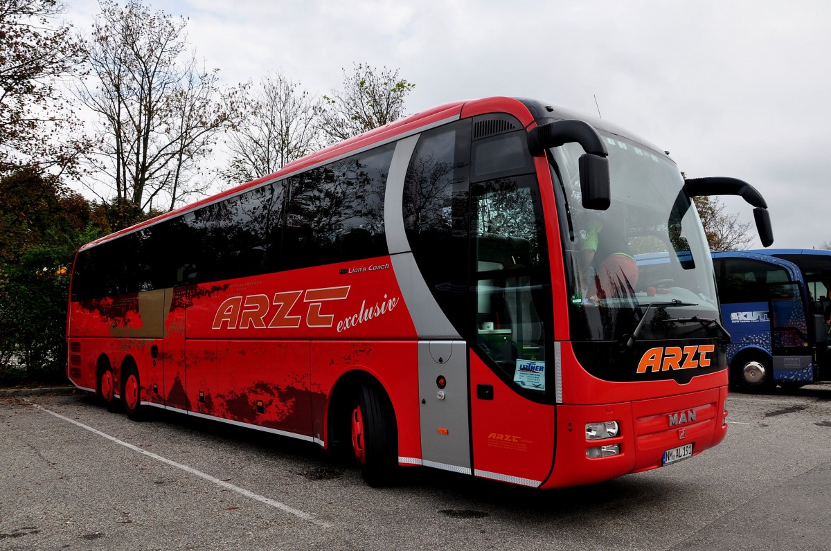 MAN Lions Coach von Arzt Reisen aus der BRD am 15.9.2015 in Krems gesehen.