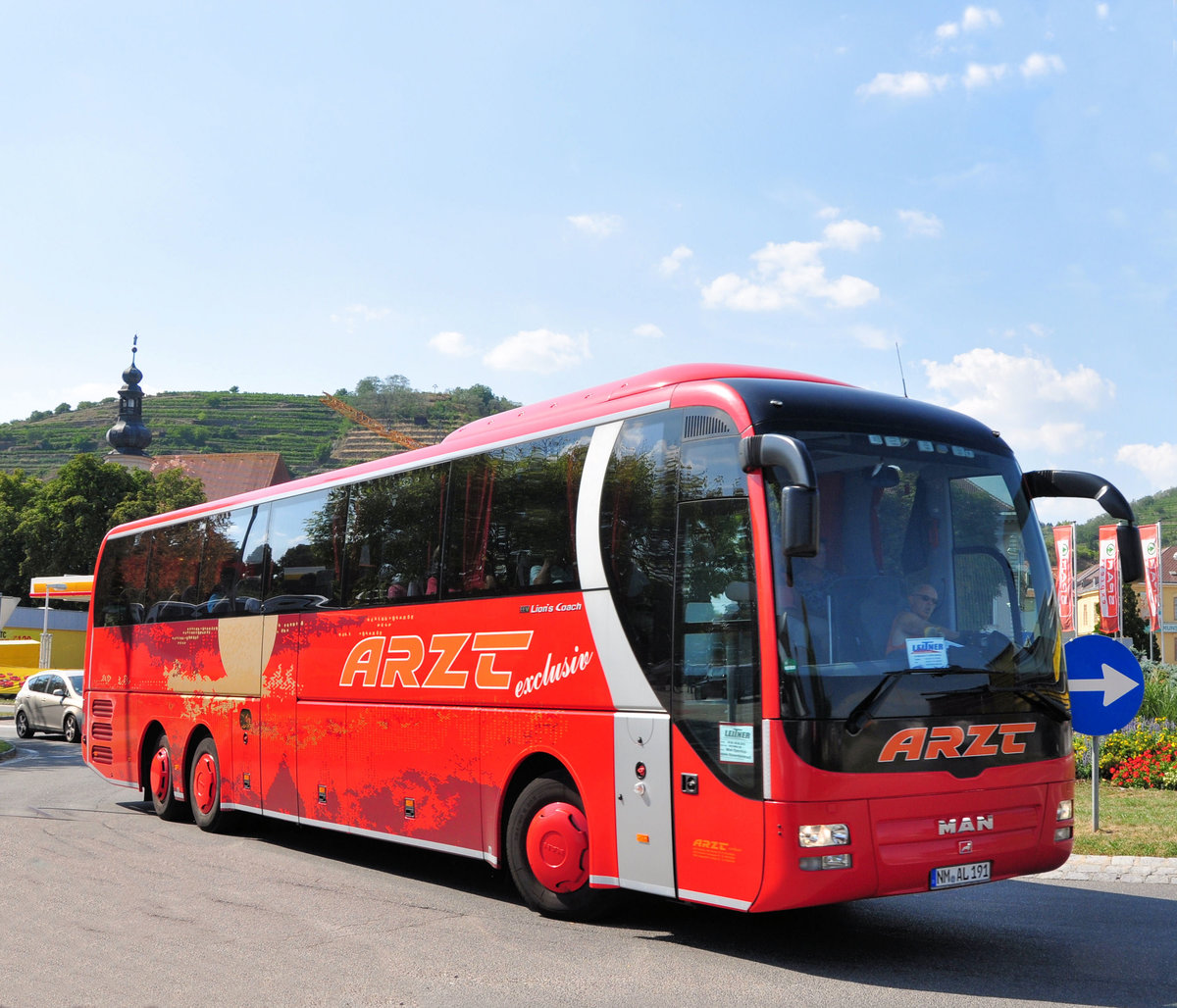 MAN Lions Coach von Arzt Reisen aus der BRD in Krems unterwegs.