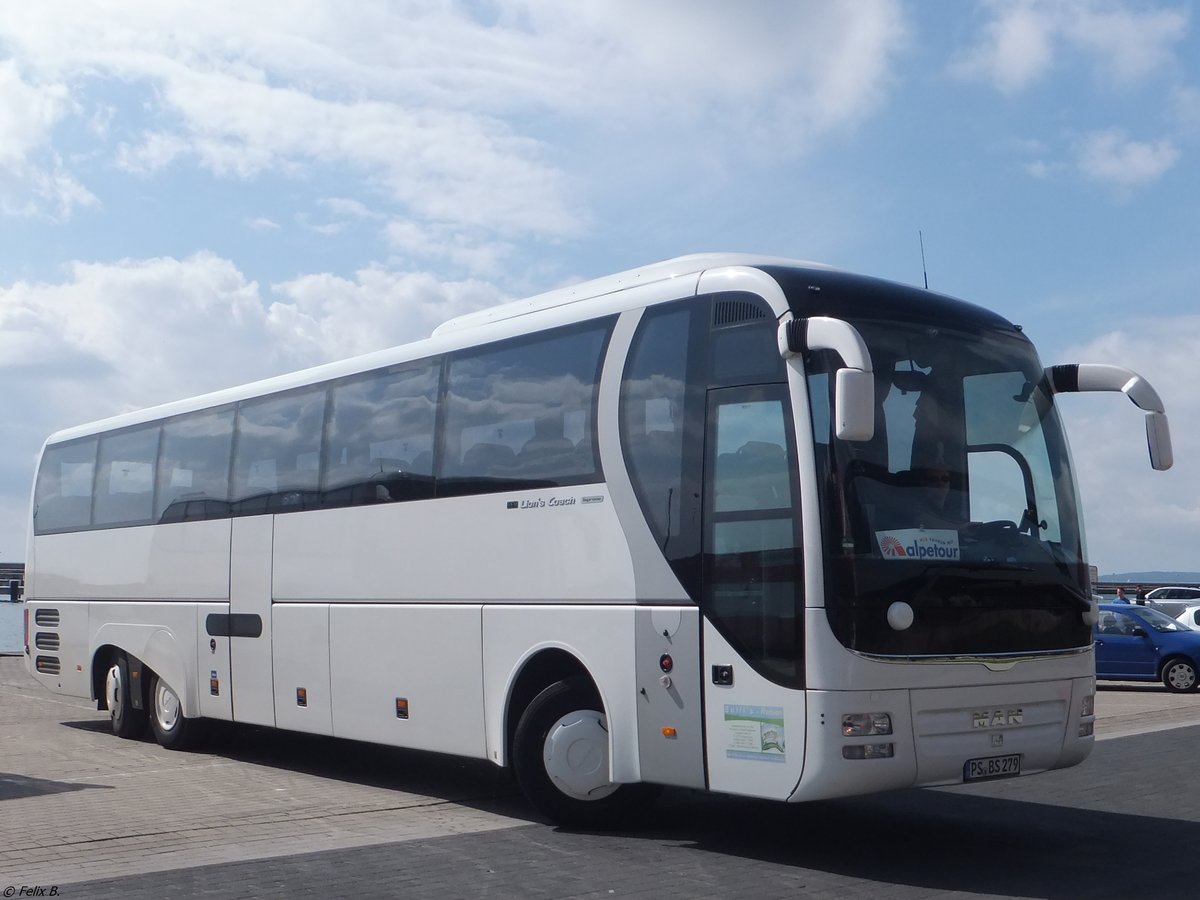 MAN Lion's Coach Supreme von Sulli's Reisen aus Deutschland im Stadthafen Sassnitz.