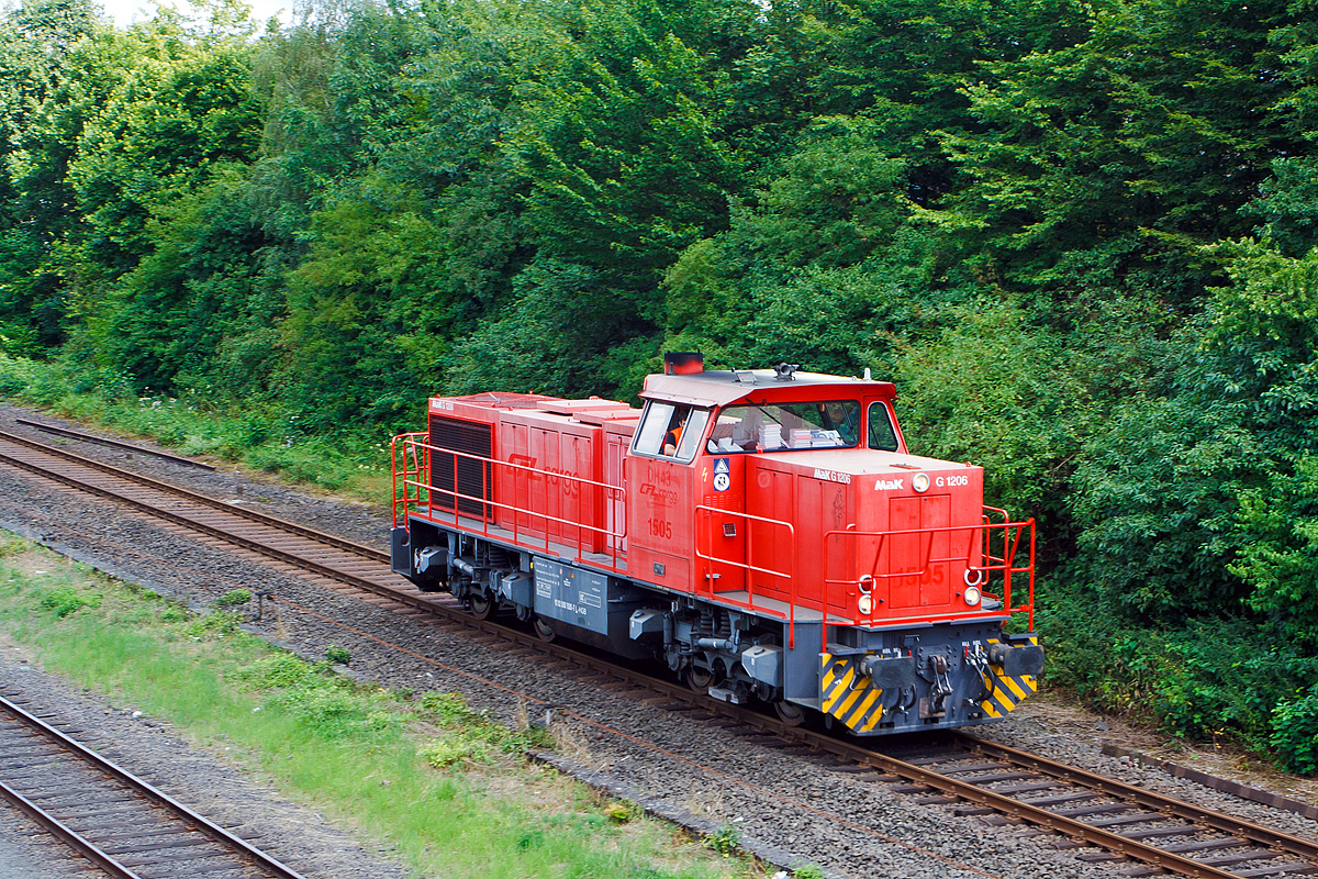 
Man sieht ihr die vielen Einsatzorte an....
Eine MaK G 1206 der HGB (Hessische Gterbahn GmbH) fhrt am 25.07.2014 als Lz (solo) durch Herdorf (ber die Hellertalbahn - KBS 462) in Richtung Betzdorf. 

Die Lok wurde von Vossloh in Kiel unter der Fabriknummer 1001025 gebaut.

Unteranderem war die Lok in den Jahren 2000 bis 2003 fr die HGK (Hfen und Gterverkehr Kln AG) als  DH 43 bzw. DH 51 und 2006 bis 2013 fr die CFL Cargo S. A als 1505 (NVR-Nummer: 92 82 000 1505-7 L-CFLCA) im Einsatz. Seit dem 01.04.2014 fhrt sie nun fr die HGB mit unter der NVR-Nummer 92 82 000 1505-7 L-HGB (so auch an der Lok beschrieben).
Die G 1206 ist Eigentum der Alpha Trains Belgium NV/SA (Antwerpen), sie hat die EBA Nummer EBA 00B01A 013.