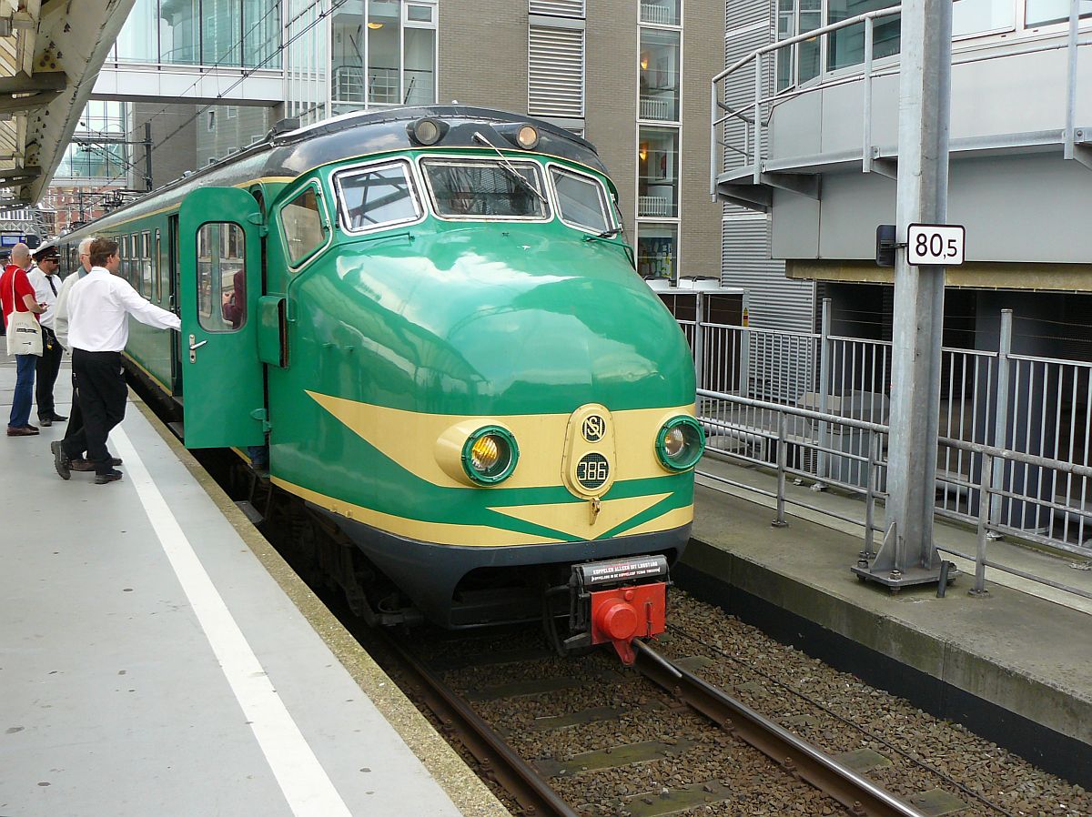 Mat '54 TW 386 Nederlands Spoorwegmuseum Gleis 1 Amsterdam Centraal Station 20-09-2014.

Mat '54 treinstel 386 van het Nederlands spoorwegmuseum i.v.m. 175 jaar spoor in Nederland voor een feestrit naar Haarlem op spoor 1 Amsterdam Centraal Station 20-09-2014.