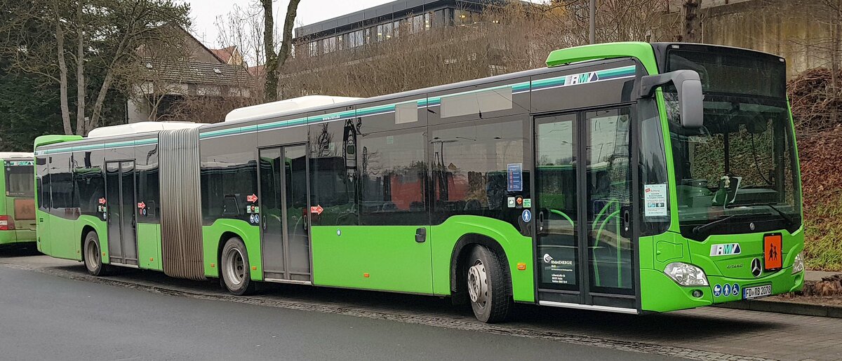 MB Citaro (2078) von RHOEN-ENERGIE steht im Dezember 2021 am Hünfelder Bahnhof