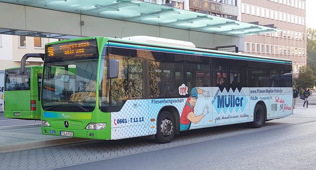 MB Citaro (933) der RhoenEnergie steht in Fulda am Stadtschloss im September 2019