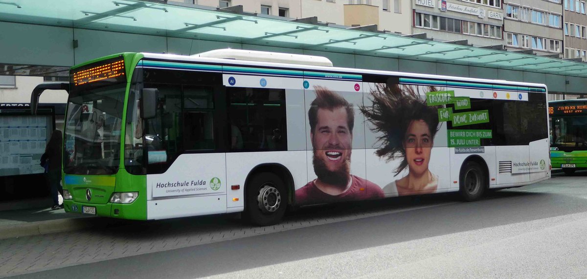 MB Citaro von RhnEnergie als Werbetrger fr die Fuldaer Hochschule steht am Busplatz Heertor in Fulda, Juni 2017