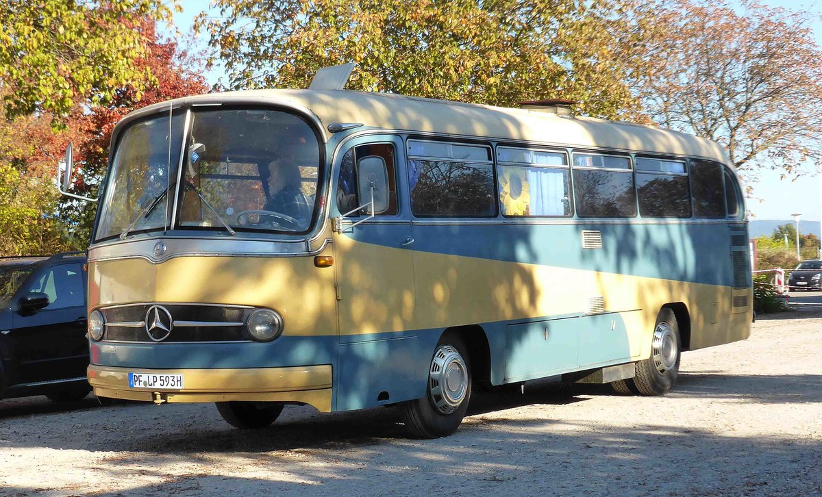 MB O 321 H steht im Oktober 2018 auf dem Busplatz der Veterama in Mannheim