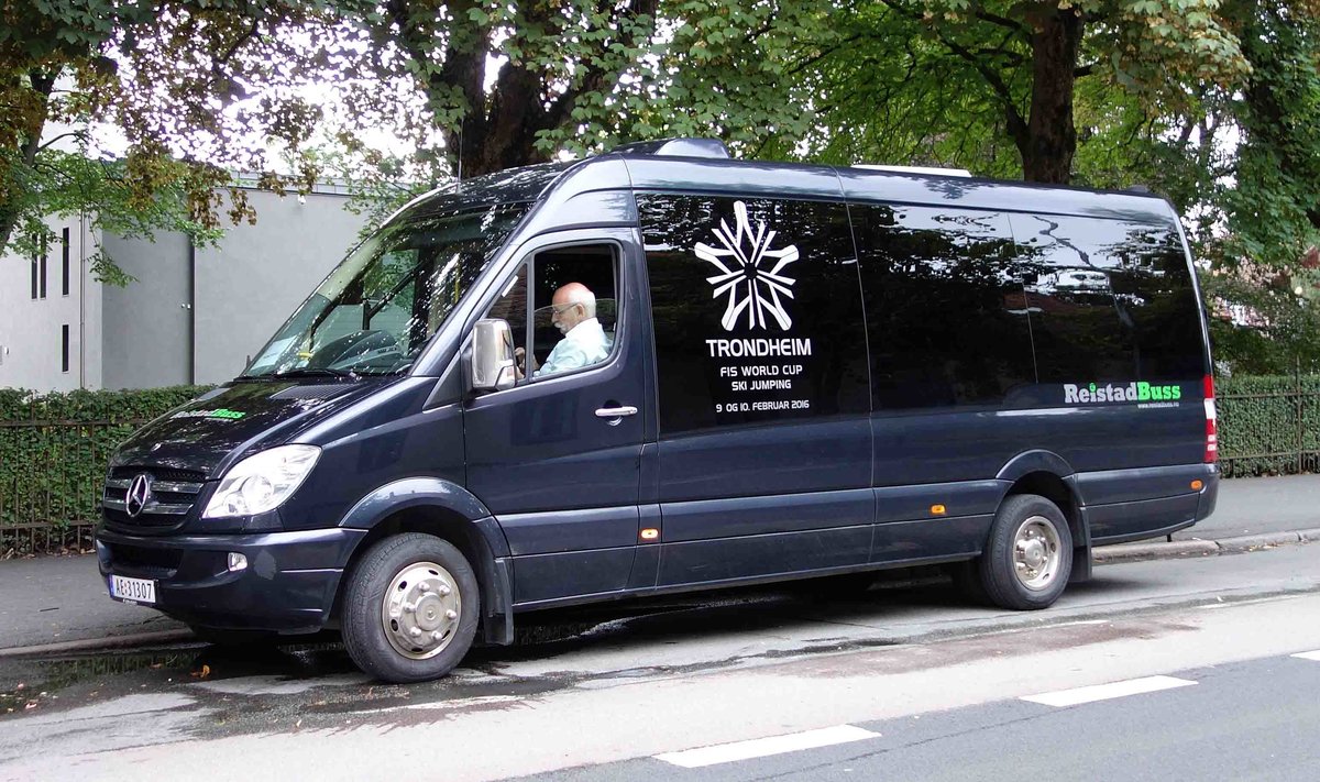 MB Sprinter wartet auf Fahrg�ste in Trondheim, August 2017