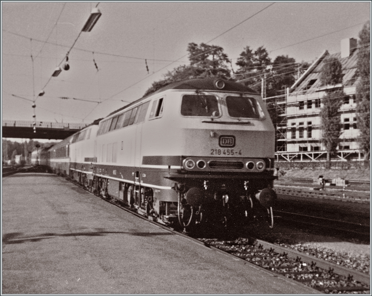 Mein Beitrag zum Abschied der traditionellen Wagen-Lok Komposition Zürich - München: Knipse- Bilder aus alten Zeiten. Ich bin mir bewusst, dass die Qualität dieser beiden Bildern heutigen Ansprüchen kaum mehr genügt, doch welcher Eisenbahnfan bekommt beim Betrachten dieser Bilder nicht feuchte Augen, und da dürfe die scharfen Pixel ohnehin etwas etwas verschwimmen... Die DB 218 455-4 und eine Schwester Lok erreichen mit dem FD 286 Bavaria Lindau HBF, wo dann die SBB Re 4/4 II 11196 den Zug zur Weiterfahrt nach Zürich übernehmen wird.

21. Juli 1983