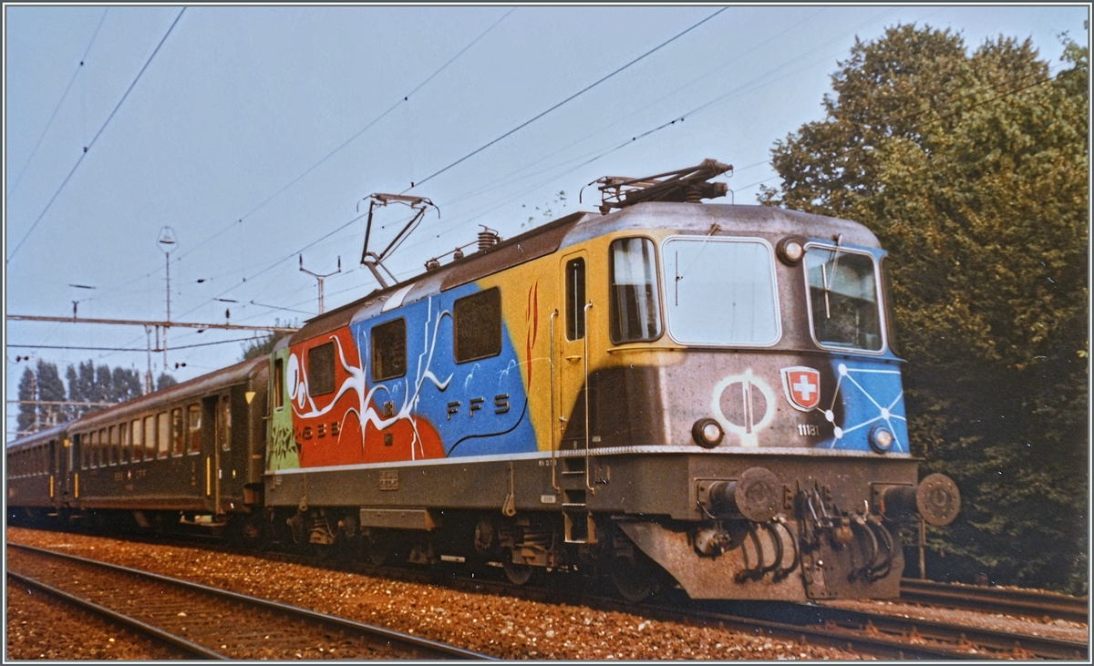 Meines Erachtens die schönste Ansicht der Re 4/4 II 11181 (Kunstlok von Bourret), hier mit Schnellzug 536 Romanshorn - Biel/Bienne in Grenchen Süd am 27. August 1984
(Gescanntes Foto)