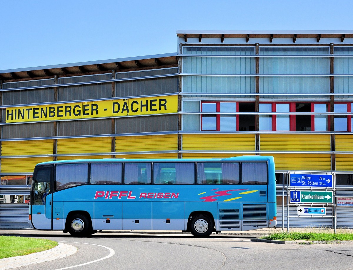 Mercedes Benz O 404 von PIFFL Reisen / Wien am 17.6.2013 in Krems unterwegs.