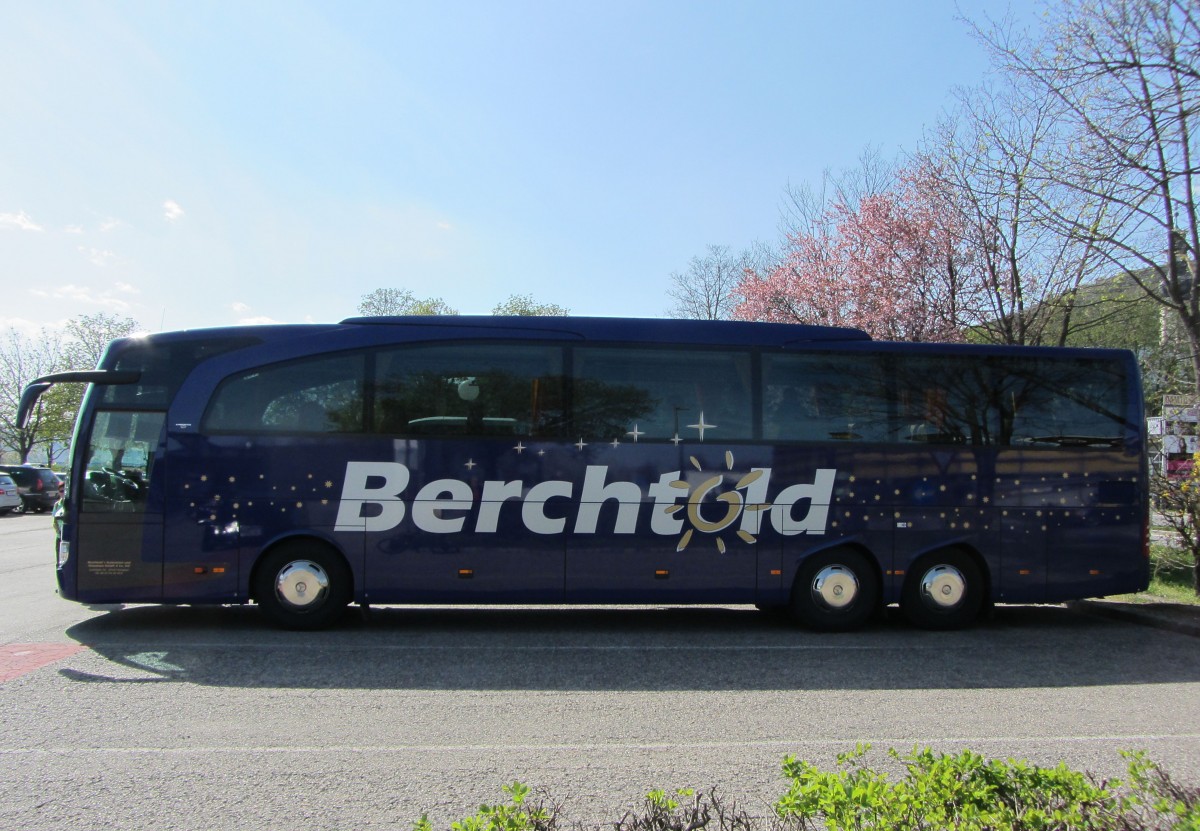 Mercedes Benz Travego von Berchtold Reisen aus der BRD am 14.4.2015 in Krems.